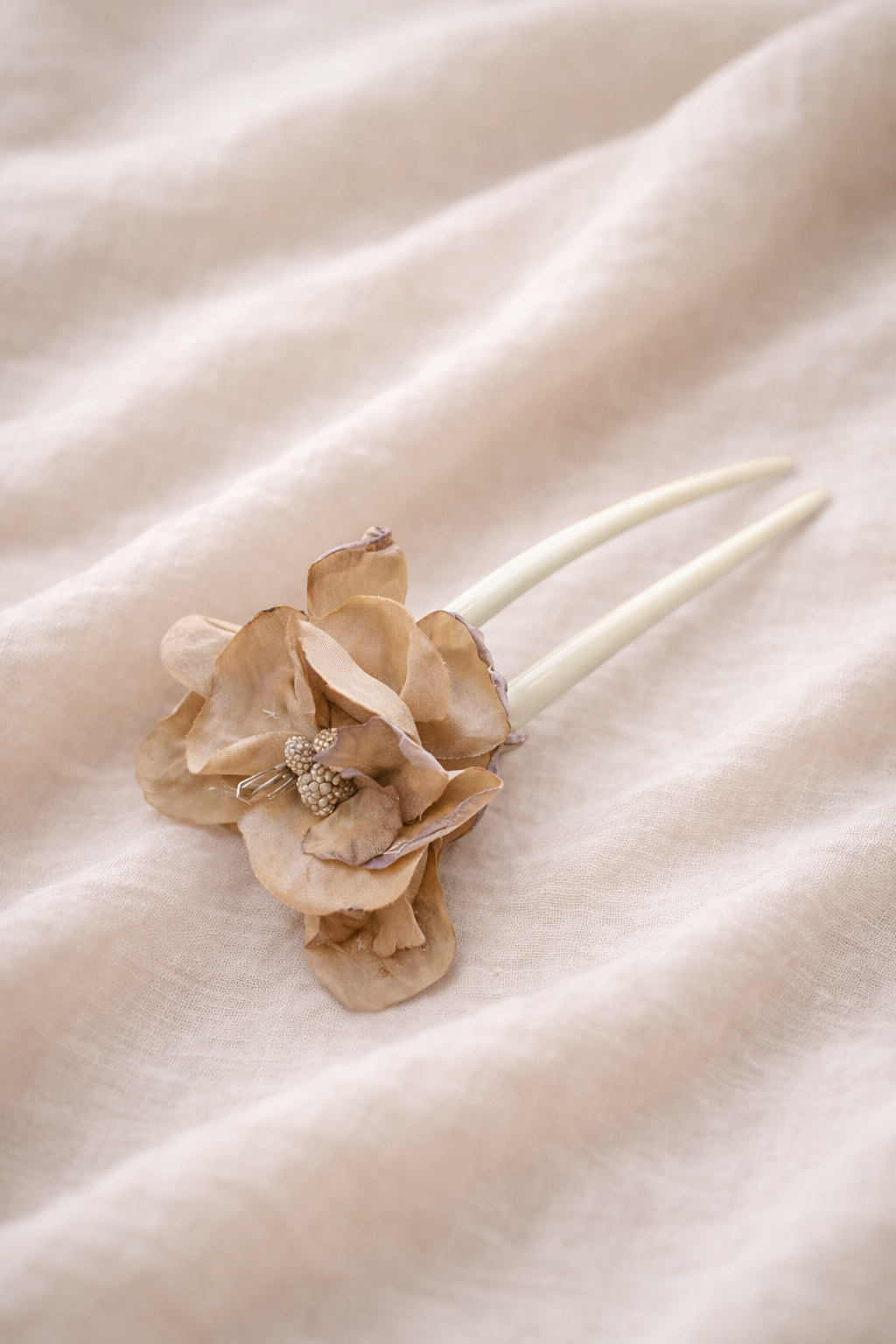 Krem Çiçekli Taraklı Toka