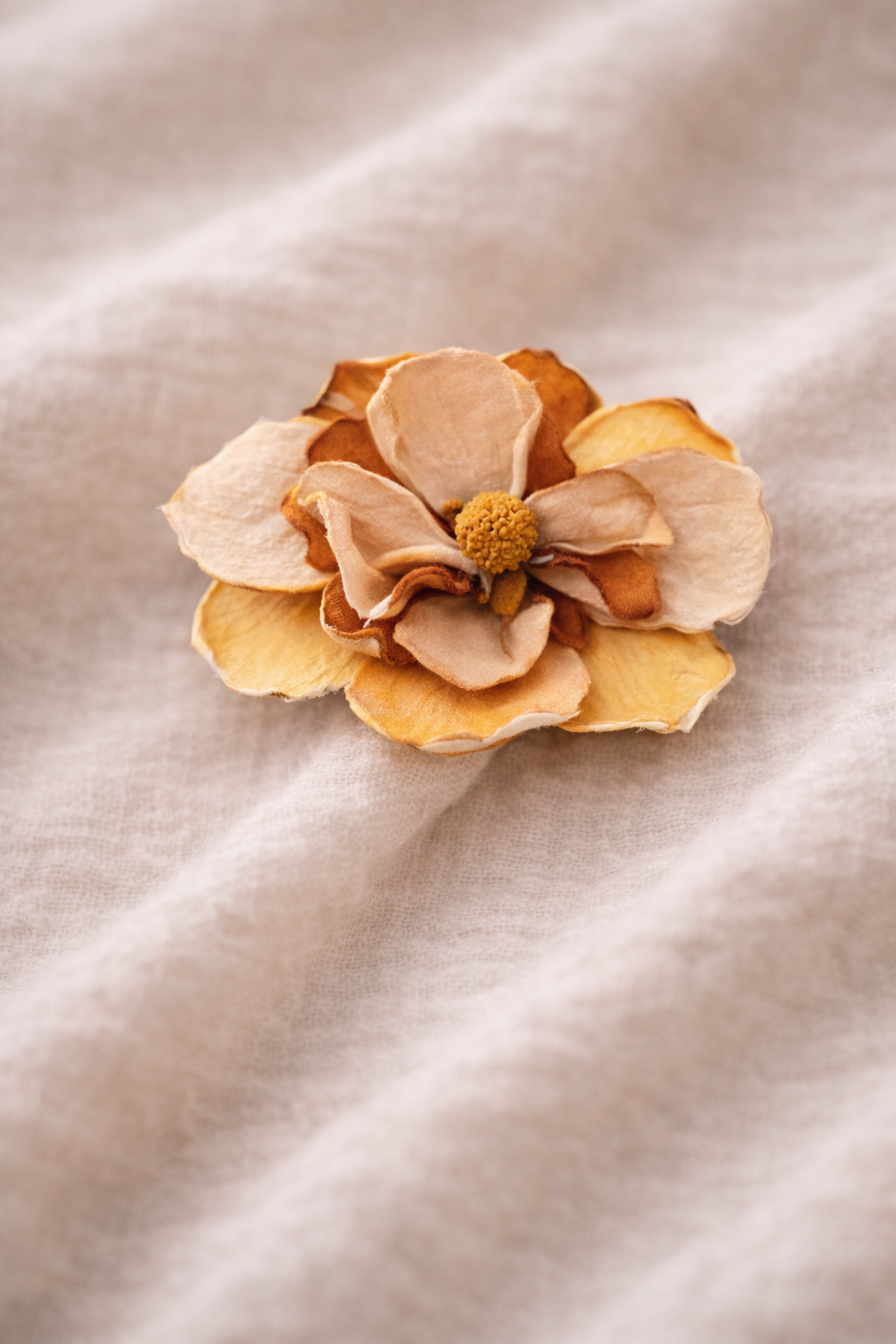 Turuncu Çiçek Broş